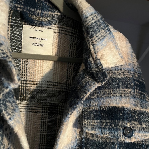 Beautiful coat for cold nights - Picture 2 of 4